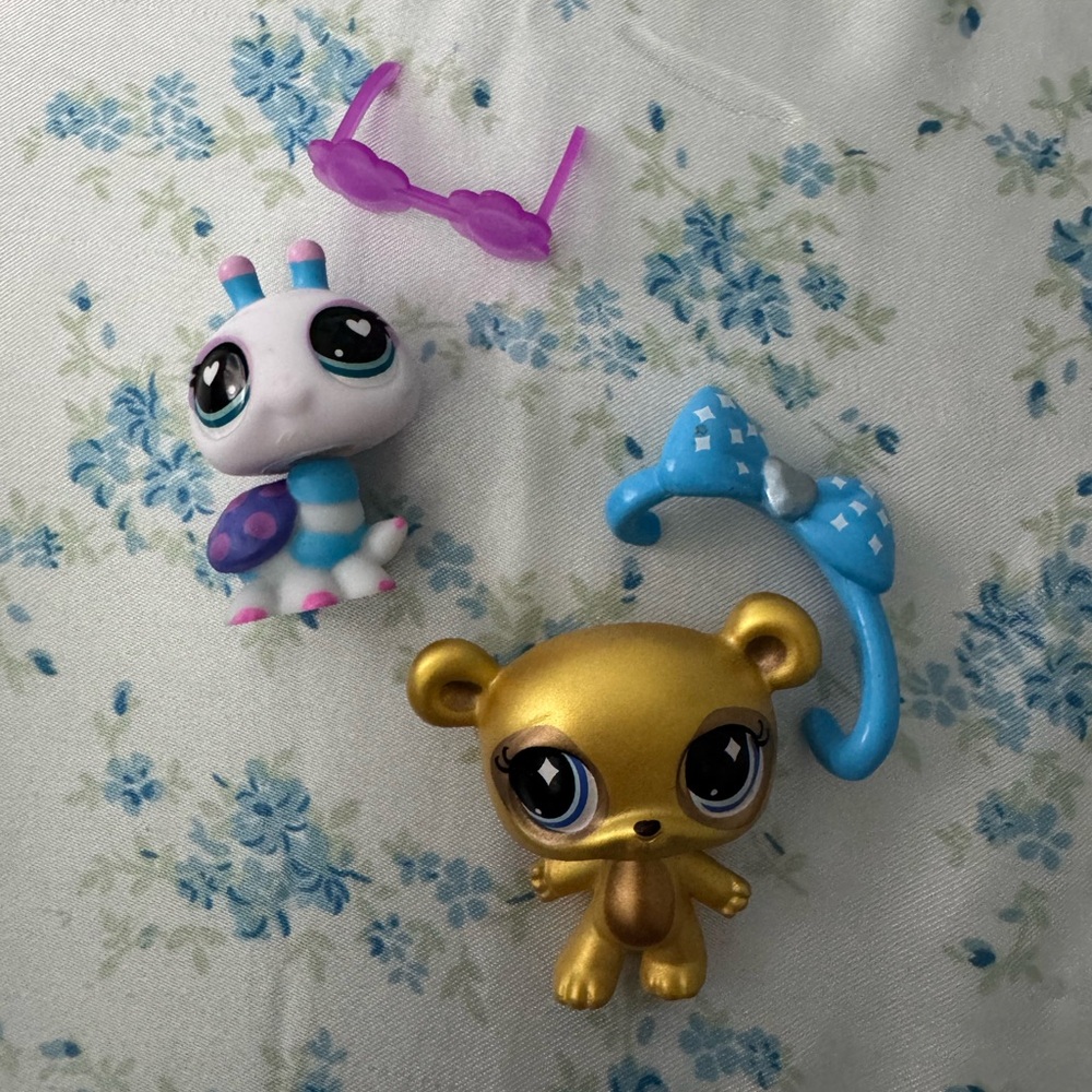 Littlest Pet Shop Toy Gold Bear with Blue Bow & White Bug with Purple Sunglasses